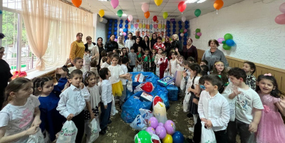 В рамках программы «Социальные и просветительские проекты» БФ «АЗИМ» предоставил подарки в «Республиканский центр социальной помощи семье и детям» учитывая, что в центре находятся дети с нарушениями зрения.